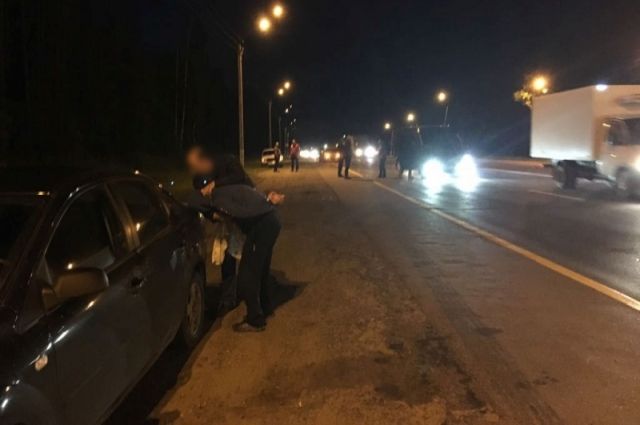 В Надымском районе угонщик протаранил припаркованный автомобиль
