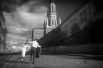 Борис и Вероника на рассвете гуляют по Красной площади. Часы на Спасской башне показывают 4 утра.