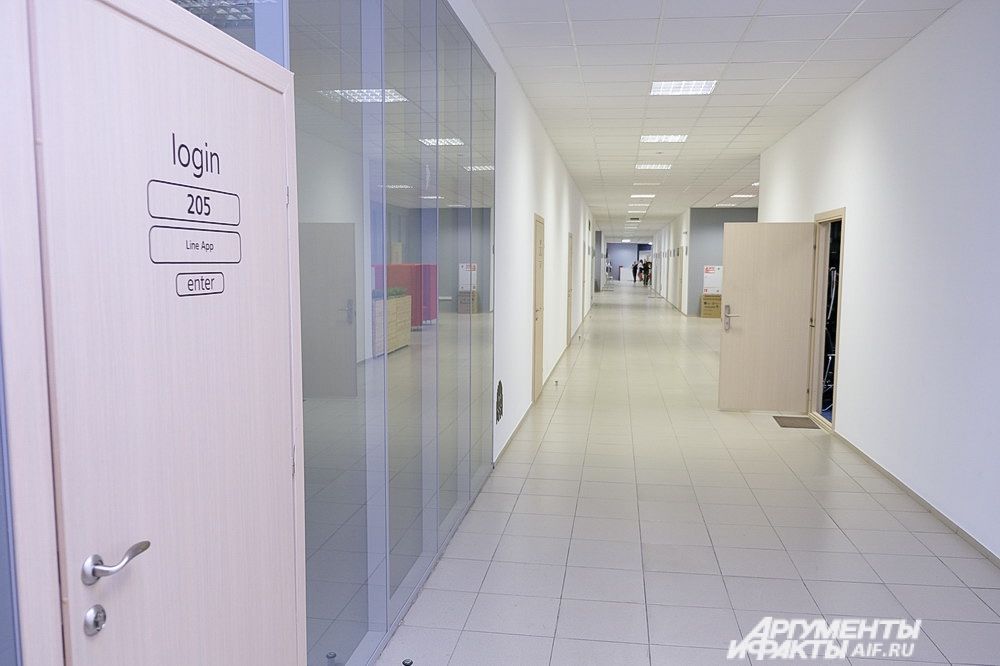 «Стены в коридорах белые, чтобы впоследствии они могли заполнятся выставками, компьютерной техникой, историями успеха и различными вещами, которыми хотелось бы поделиться с окружающими», – рассказала во время экскурсии зам. директора технопарка Анастасия Солдатова.