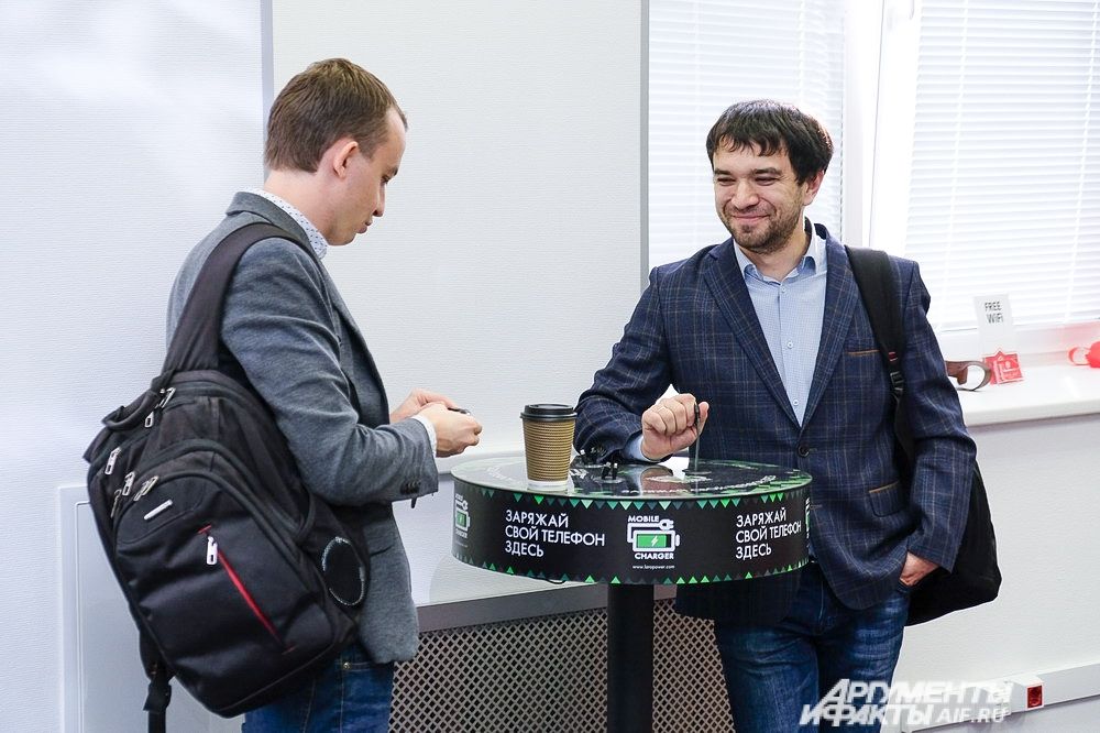 На данный момент только на 2-ом этаже работает больше 100 человек.