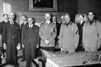 Во время подписания Мюнхенского соглашения. Слева направо: Чемберлен, Даладье, Гитлер, Муссолини и Чиано.