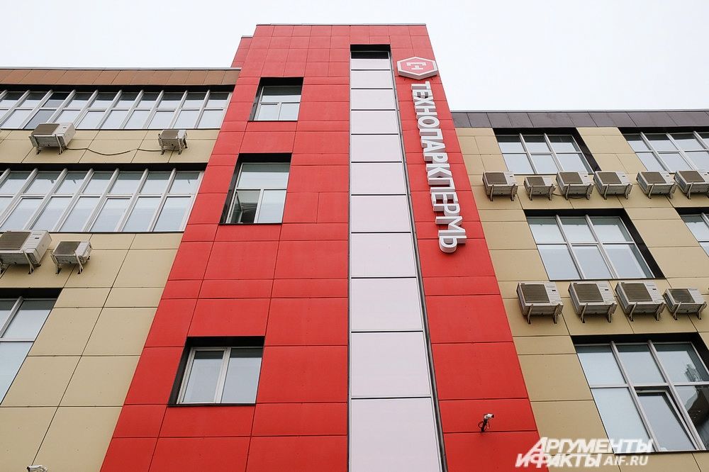 Перед бизнес-центром находится автопарковка на 700 мест, а также велопарковка.
