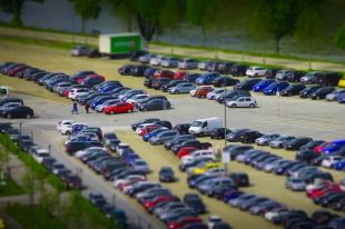 Автостоянку на Широтной закрыли из-за жалоб тюменцев