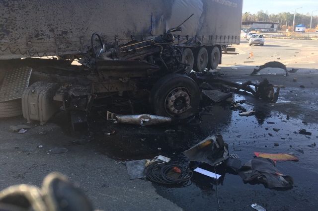 На тюменской трассе два грузовика смяли легковушку: появилось видео ДТП