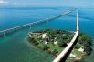Мост семи миль в США является частью шоссе US1, проложенного через архипелаг Флорида-Кис. Дорога представляет собой два моста: современный — автомобильный и более старый, проход по которому разрешён пешеходам и велосипедистам.