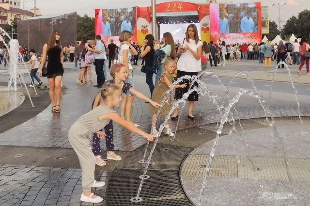 Краснодар закрыли дороги. Девушки из Ессентуков устроили Канкан в фонтане.