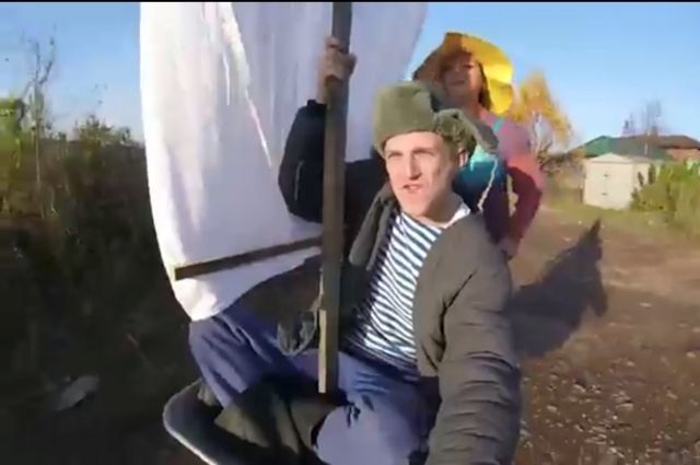Под песню украинской группы «Валентин Стрыкало» «Яхта, парус» герои отдыхают на даче.