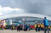Участники и волонтеры XIX Всемирного фестиваля молодежи и студентов у Ледового дворца «Большой» в Олимпийском парке в Сочи.