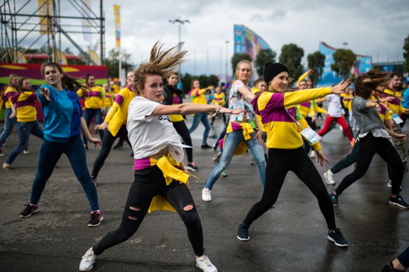 Участники XIX Всемирного фестиваля молодежи и студентов в Сочи.