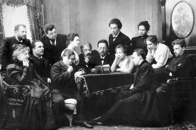 Писатель Антон Чехов (в центре) читает «Чайку» группе актёров и режиссёров Московского Художественного театра.