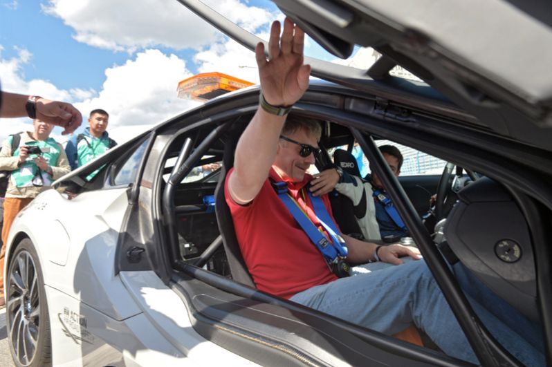 Пресс-секретарь президента РФ Дмитрий Песков во время квалификации этапа чемпионата мира в классе Формула Е в Москве. 2015 год.