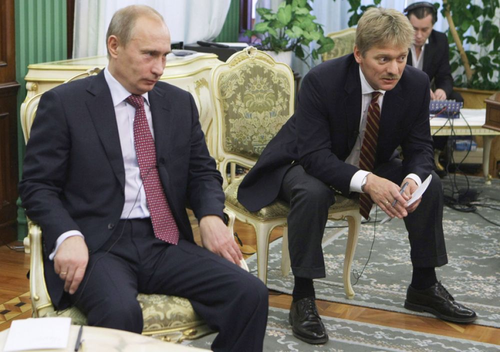 Председатель правительства РФ Владимир Путин и пресс-секретарь председателя правительства РФ - заместитель руководителя Аппарата правительства РФ Дмитрий Песков (слева направо) во время телемоста с премьер-министром Турции Реджепом Тайипом Эрдоганом. 2009 год.