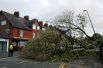 Полицейский стоит рядом с упавшим деревом в городе Сейл, Великобритания.