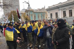 В МВД допустили штурм здания Рады со взрывпакетами