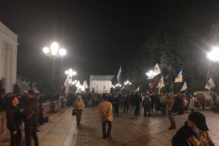 Митинг под Радой расходится, активисты бросают установленные палатки