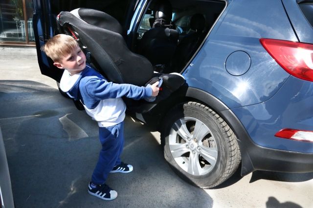 Когда не до безопасности - сельчане, чтобы довезти в детсад побольше детей, оставляют автокресла дома.  