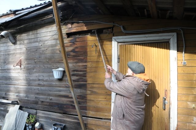 Закир Мухаметзянов живёт в этом бараке, построенном почти 70 лет назад, 17 лет.