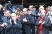 Актеры и поклонники провожают аплодисментами катафалк с телом актера Дмитрия Марьянова после церемонии прощания в Доме кино в Москве.