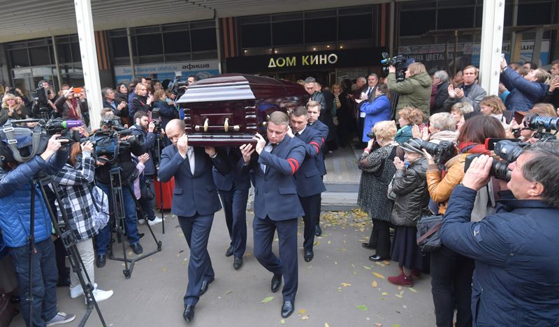 Вынос гроба с телом актера Дмитрия Марьянова после церемонии прощания в Доме кино в Москве.