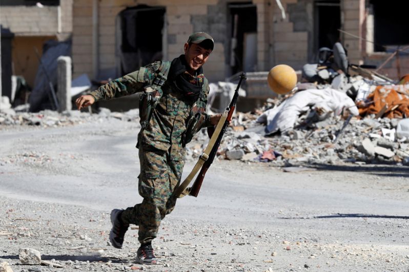 Бойцы СДС празднуют победу в Ракке.