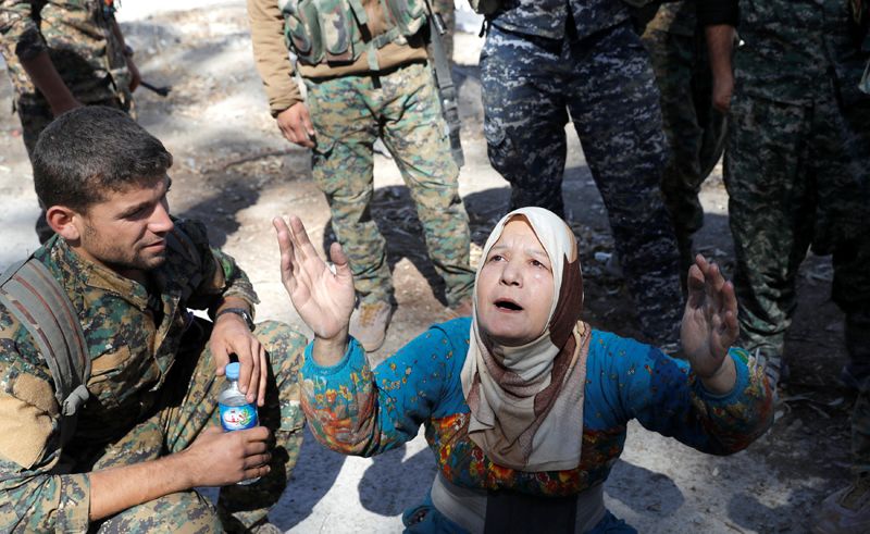 Местная жительница благодарит бойцов СДС в Ракке.