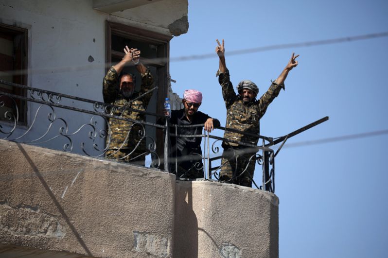 Бойцы СДС празднуют победу в Ракке.