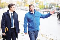 Станислав Воскресенский (слева) начал работу с прогулки по центру города.