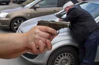 По данным свидетелей происшествия, человек, стрелявший их пистолета, скрылся на автомобили Мерседес.