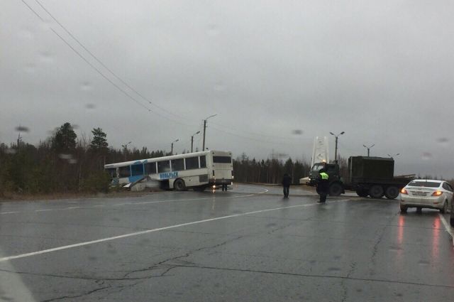 В Ноябрьске пассажирский автобус врезался в опору ЛЭП