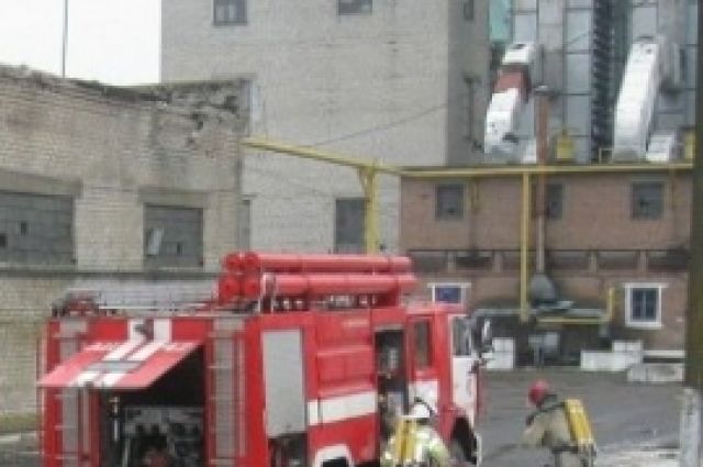 В Тоцком районе пожарные тушат  крупное возгорание на элеваторе.