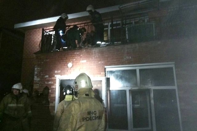 Пожарным пришлось выносить пострадавших из горящего здания на носилках. 