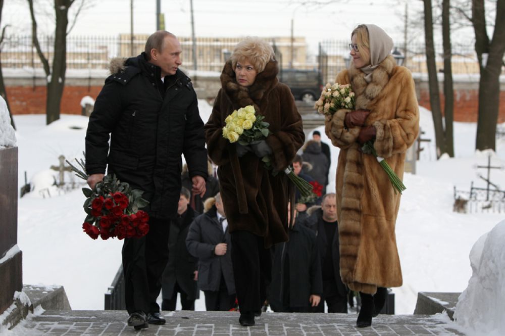 Премьер-министр РФ Владимир Путин, вдова Анатолия Собчака, сенатор Людмила Нарусова и его дочь, телеведущая Ксения Собчак на Никольском кладбище Александро-Невской лавры у могилы первого мэра Санкт-Петербурга, со дня смерти которого исполнилось 10 лет. 2010 год.