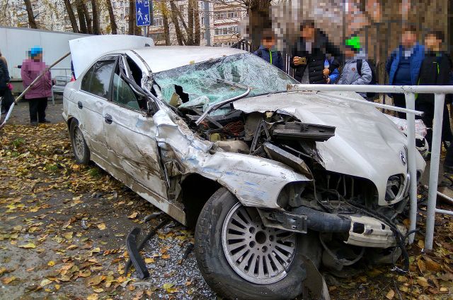 На Харьковской пьяный водитель иномарки вылетел на тротуар возле школы