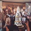 Главная фишка вечера - торт: 5-ярусный, белый с блестками и туфлями в середине, и с инициалами S. L. В общем, все как любит Лобода.
