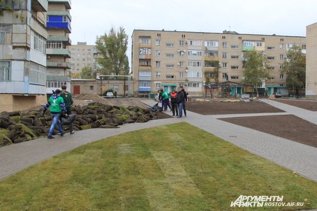 Двор в третьем микрорайоне города Донецка РФ – один из самых больших в Ростовской области.