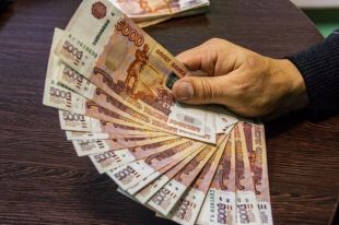 Деньги женщина тратила на свои нужды.