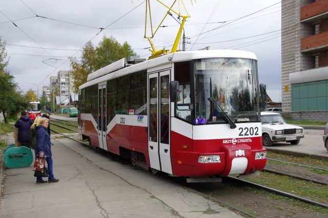 Трамвай ехал по своему маршруту с пассажирами. 