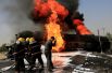 16 октября. Пожарные пытаются потушить горящий танкер с топливом, который загорелся после попадания бомбы, Джалалабад, Афганистан.