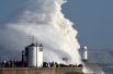 16 октября. Волны, вызванные штормом «Офелия» на набережной города Порткол, Уэльс, Великобритания.