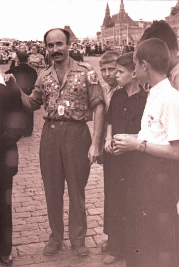 1957 год. Один из делегатов фестиваля в окружении московских мальчишек. 