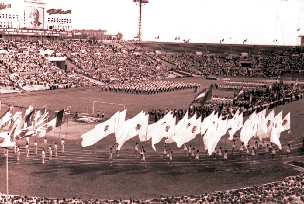 1957 год. Торжественное открытие мероприятия на стадионе началось с опозданием на 2,5 часа.