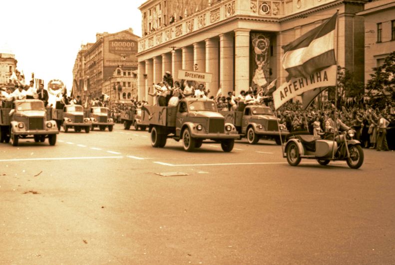 1957 год. Маленькие делегации ехали на легковых автомобилях с открытым верхом, большие - на грузовиках.