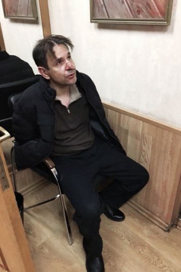 Задержанный мужчина в редакции «Эха Москвы».