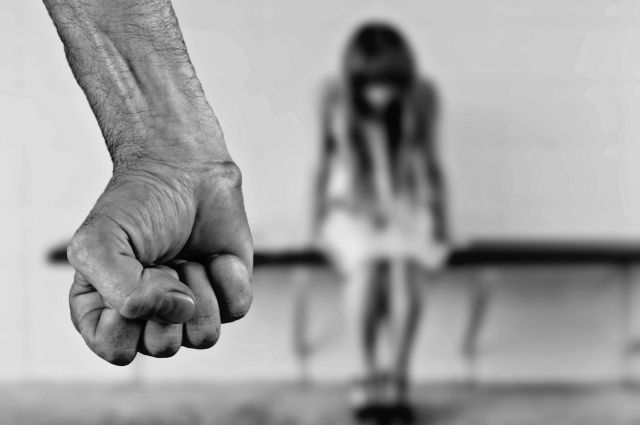 На Ямале пьяный отчим изнасиловал малолетнюю падцерицу