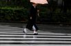 Женщина в кимоно переходит дорогу в сильный дождь, Токио.