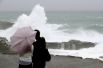 Высокие волны, вызванные тайфуном «Лан», у берегов Сендзёдзики в городе Сирахама.