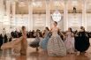 Дебютантки танцуют на балу дебютанток журнала Tatler в Колонном Зале Дома Союзов. В центре — Элеонора Севенард.