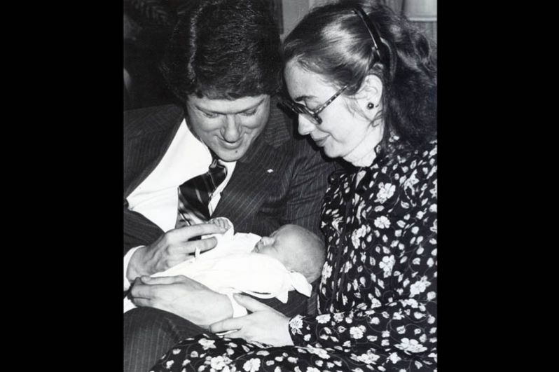 Хиллари Родэм и Билл Клинтон поженились в 1975 году. На фото: 5 марта 1980 года. Супруги держат на руках свою новорожденную дочь Челси.