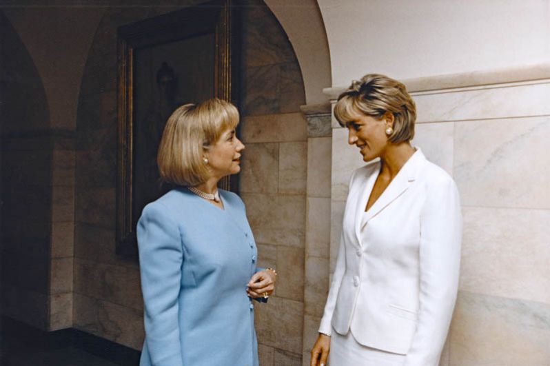 1997 год. Первая леди Америки Хиллари Родэм Клинтон встречается с принцессой Дианой в Белом доме в Вашингтоне.