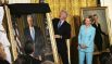 2004 год. Чета Клинтон принимает участие в открытии своих официальных портретов в восточной комнате Белого дома. 